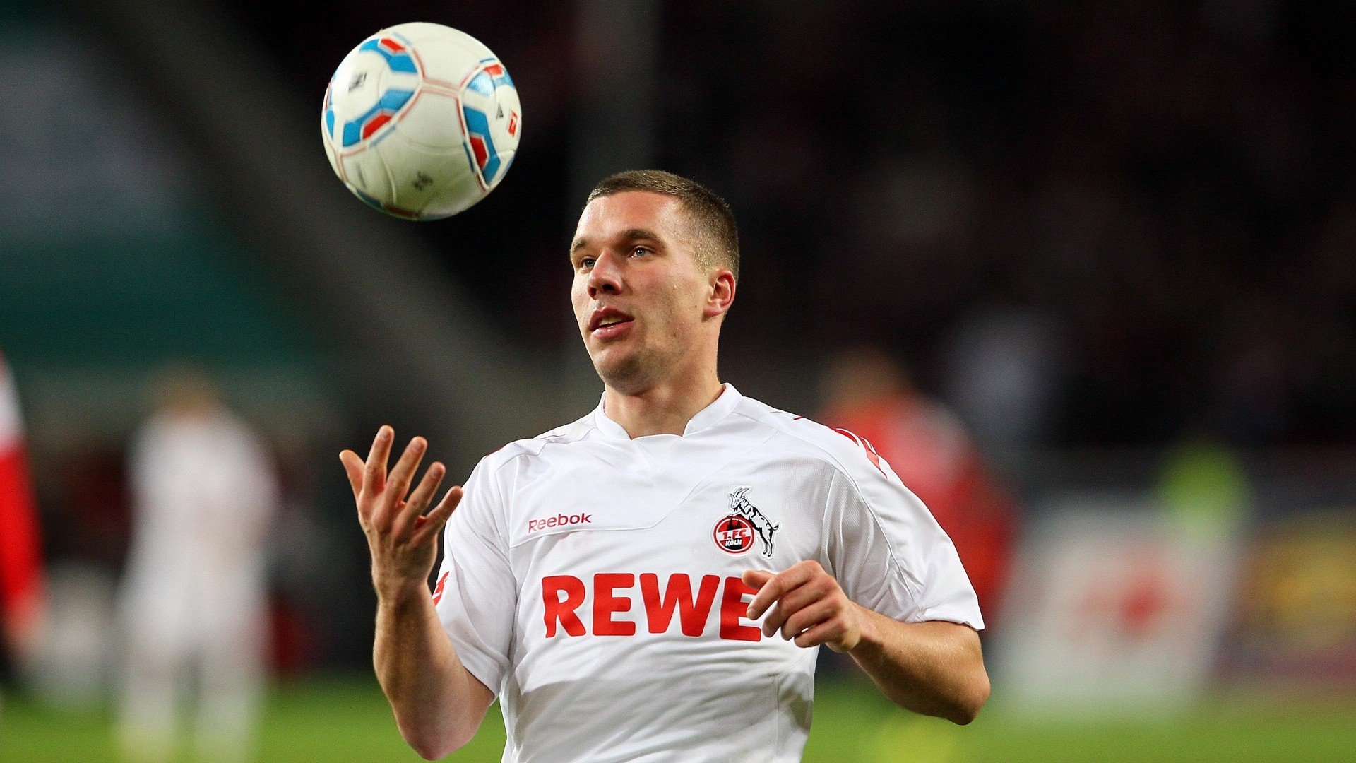 主力球员高强度对抗中保持技术动作稳定展现专业素养，防守球员主动对抗进攻球员